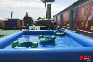 Piscine gonflable avec bateaux